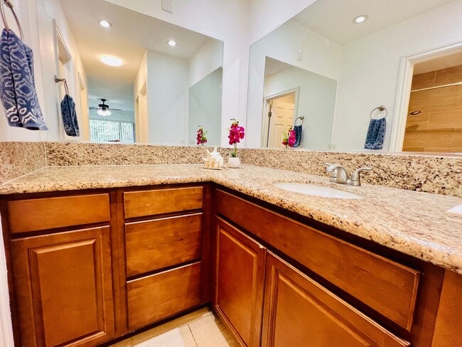 Building Photo - Beautifully Vista Upgraded Upstairs Corner Condo