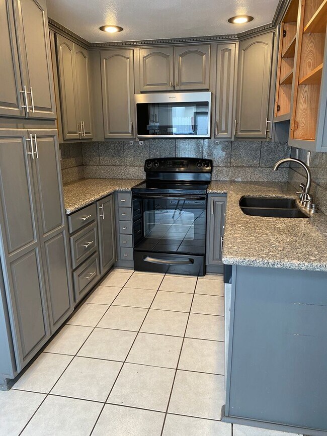 Building Photo - 3-Bedroom Townhome in Desirable Village Pa...