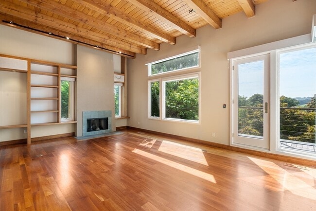 Building Photo - 225 Kenrick St