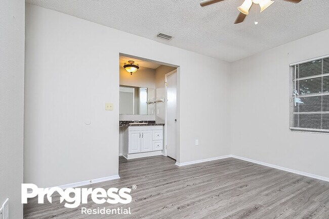 Building Photo - 3412 Groveview Dr