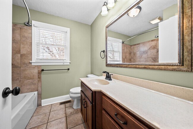 Building Photo - Renovated 3 Bedroom Pet Friendly Home For Rent!