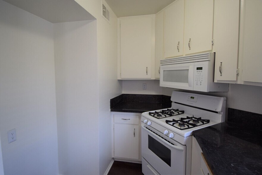 Building Photo - 5921 Whitsett Ave