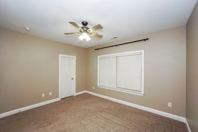 Building Photo - Available now! Lake-area living, 2 Bedroom Apartment