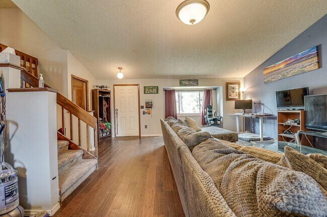 Building Photo - 3 bed, 2 bath Tri-Level in Brown Farm Subdivision