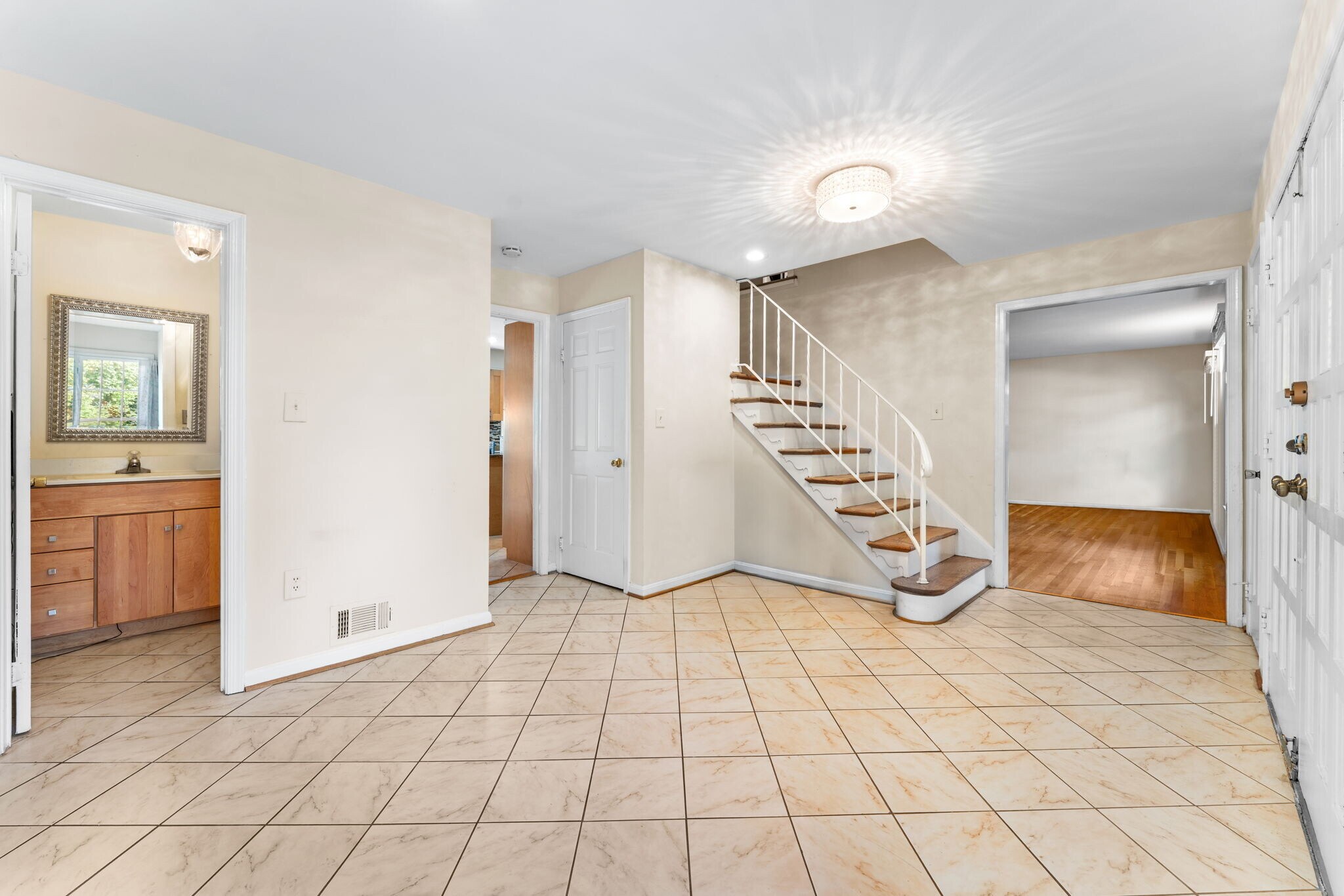 Grande entry foyer with ceramic tile flooring - 9 Snug Hill Ct
