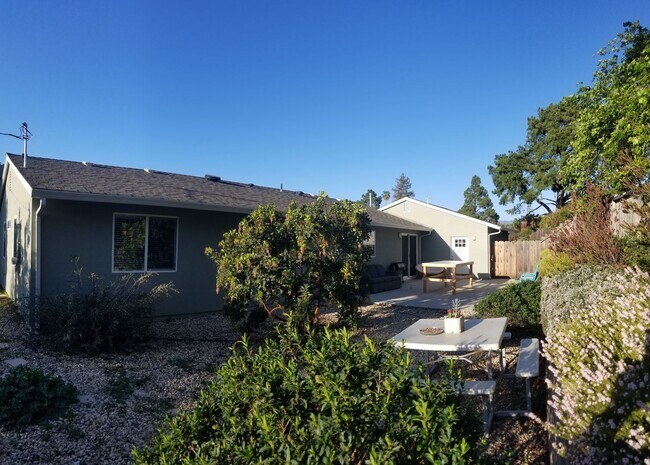 Building Photo - Immaculate 5 Bedroom 3 bath home with beautiful hill views!