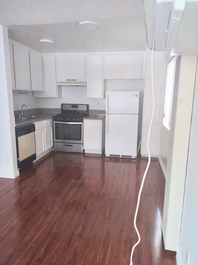 Building Photo - 5545 Lindley Ave