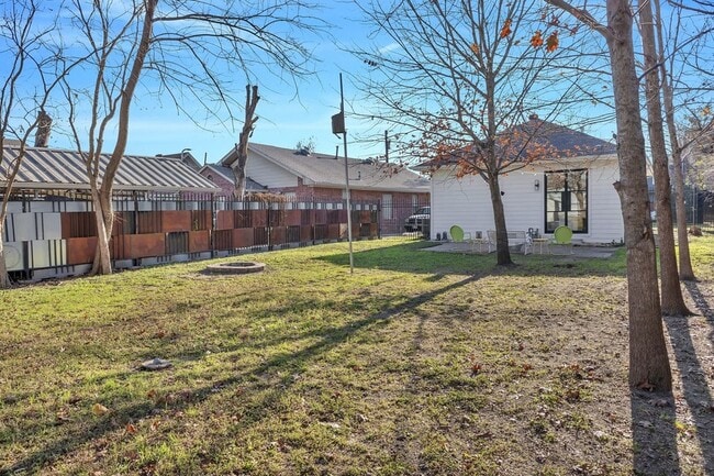 Building Photo - 302 S Saint Mary Ave