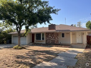 Building Photo - 1338 E Almendra Dr