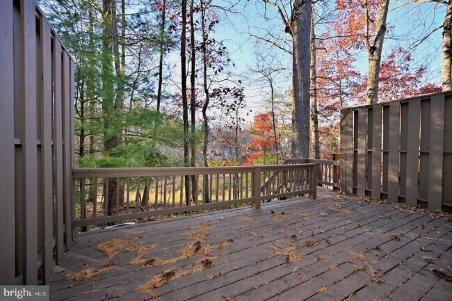 Building Photo - Beautiful, freshly updated townhome with a contemporary feel in the Wootton high school district!