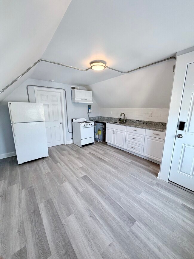 Building Photo - 35 Hillside Ave