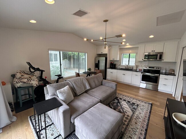 Building Photo - 4016 E Avalon Dr