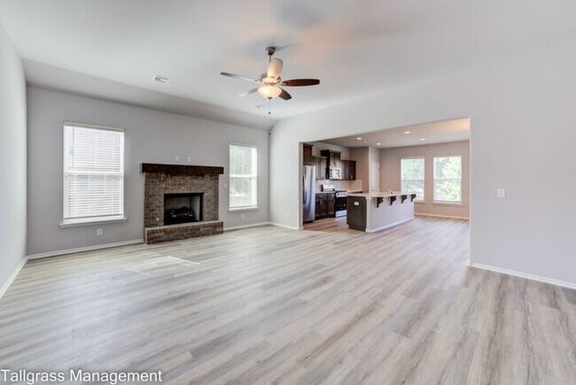 Building Photo - Gorgeous 4/2.5/2 on a corner lot!