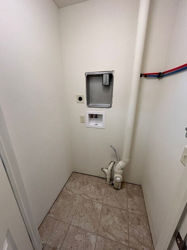 Building Photo - Beautiful, spacious, 4 bedroom, 3 bath tow...