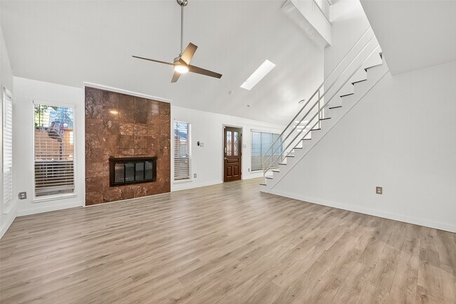 Building Photo - 13925 Hollowgreen Dr