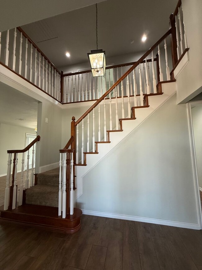 Building Photo - Beautiful modern farmhouse with 5 bedrooms...