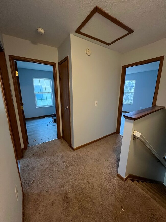 Building Photo - Spacious 3 Bedroom 1.5 Bath Located Near R...