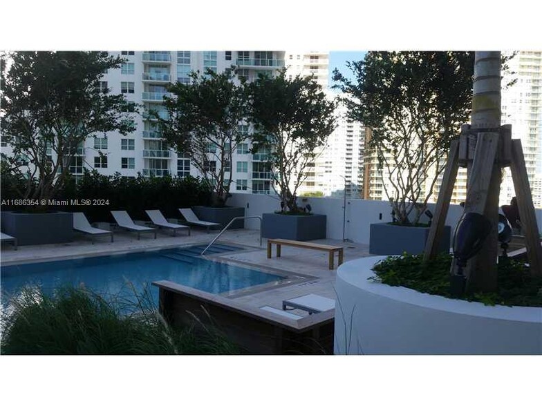 Building Photo - 1300 Brickell Bay Dr