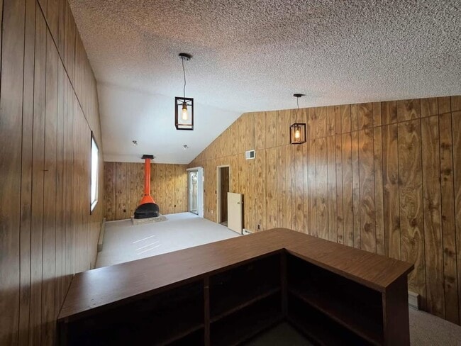 Building Photo - HUGE Number 2 Canyon ~ ~ 4 bedroom, 3 bath...