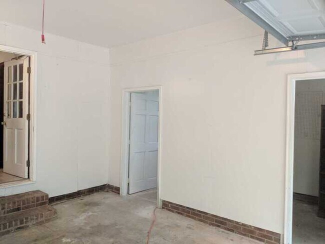 Building Photo - 144 Fern Forest Dr