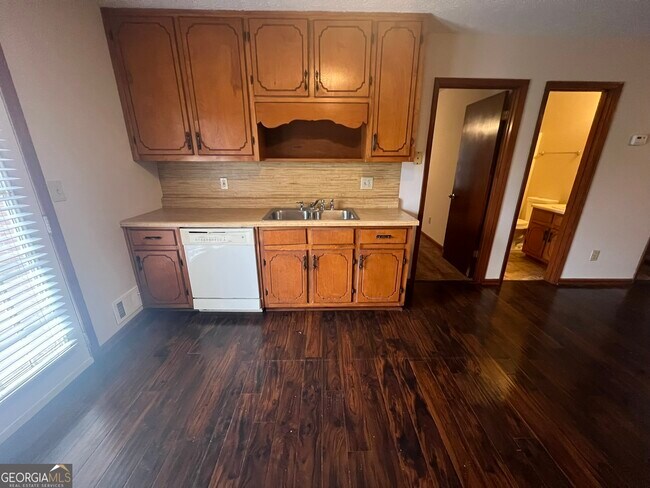 Building Photo - 982 Locust Dr NE