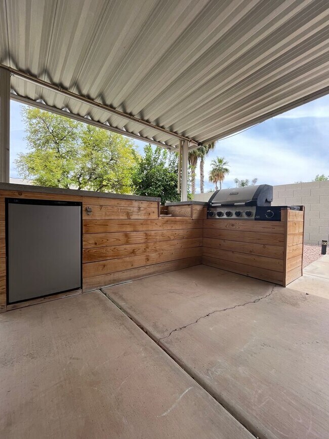 Building Photo - 4 Bedroom Home Near N McQueen Rd and E Cha...