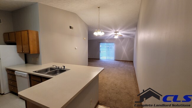 Primary Photo - 554 College Ave