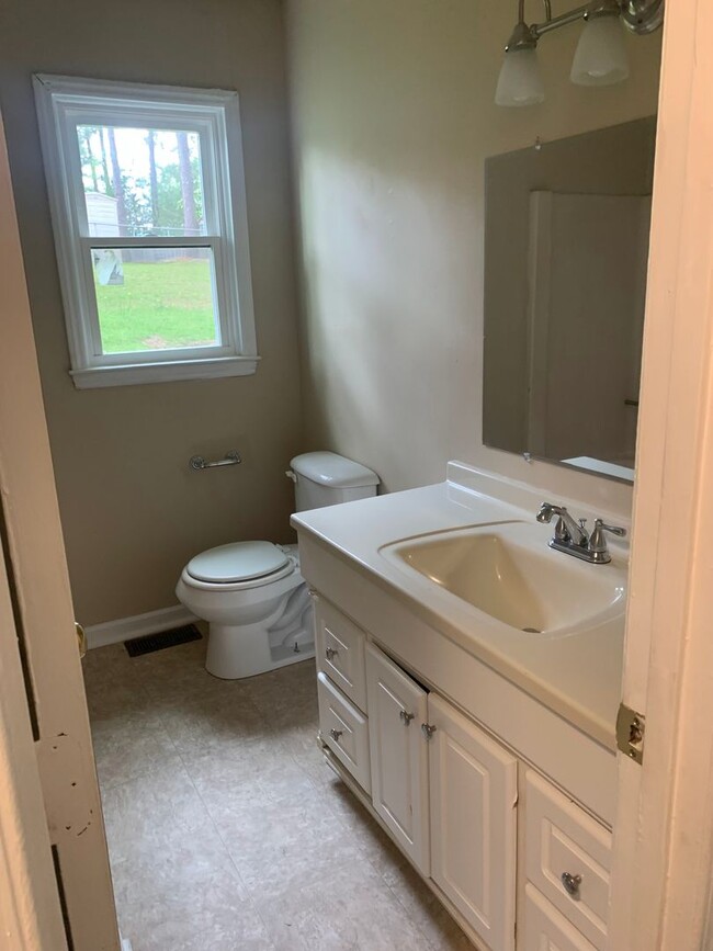 Building Photo - 3 Bedroom, 2 Bath in Rockingham