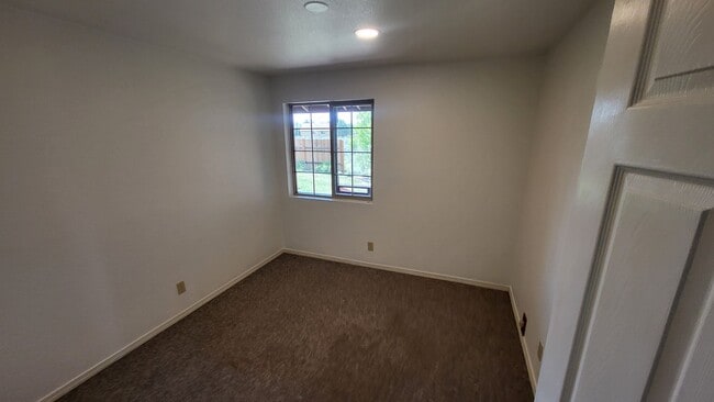 Building Photo - 3 Bed 2 Bath Single level - Horse Property...