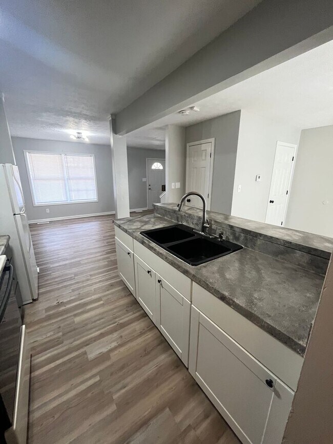 Building Photo - Beautifully renovated 3 bedroom house!