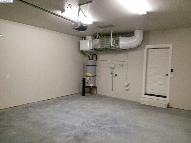 Building Photo - Newer Construction Townhouse in Horn Rapids