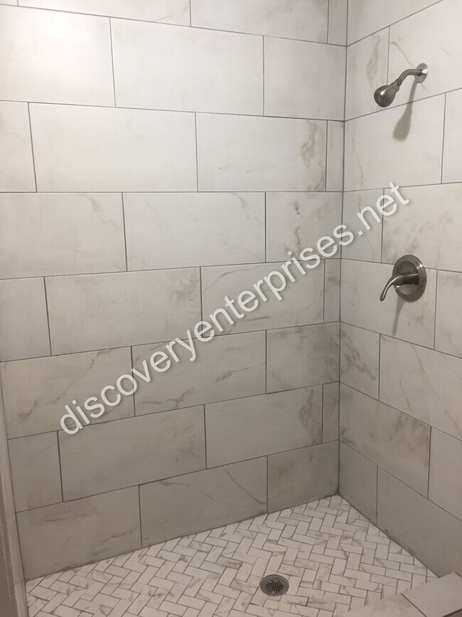 Building Photo - JUST REDUCED! 4 Bdrm / 2 Bath Home - 1st m...