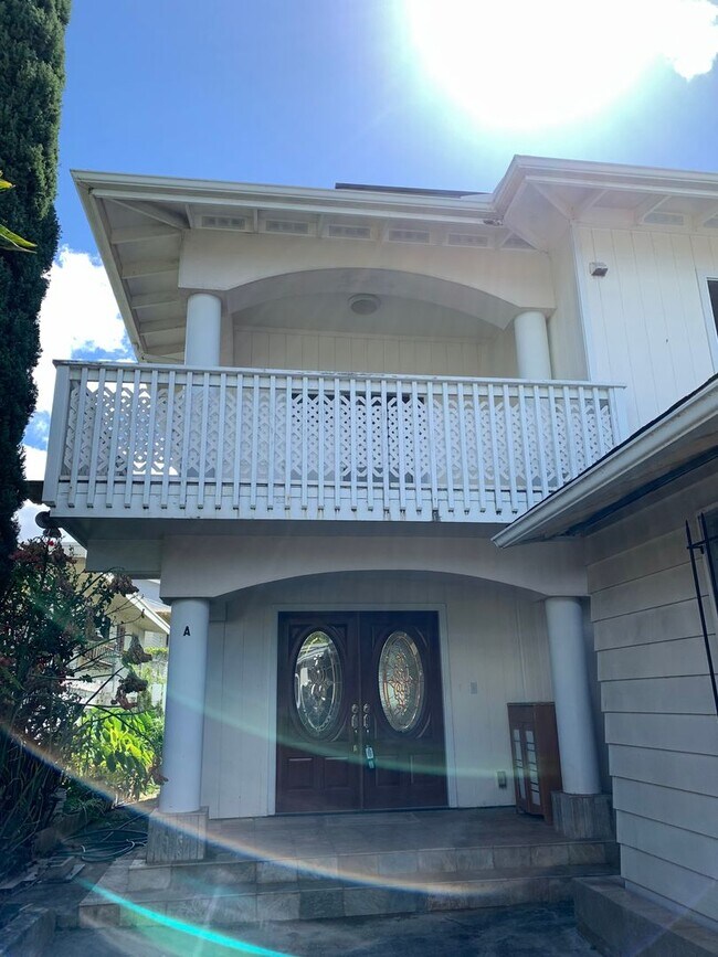 Building Photo - Liliha: 2 Bed, 1 Bath + Den Duplex w/ 1 Parking Spot - Includes Utilities!