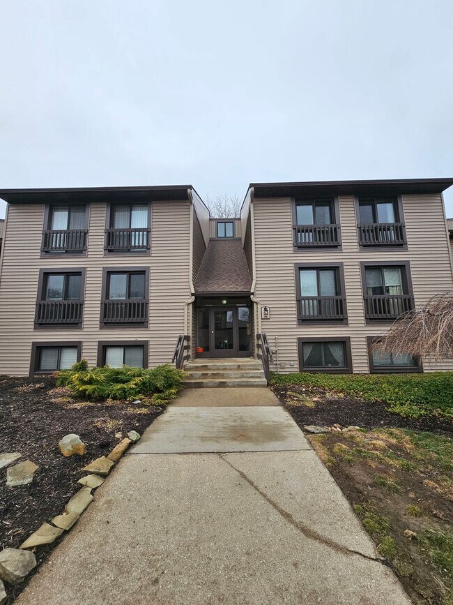 Building Photo - Beautiful 2 Bedroom Juniper Hills Condo For Rent