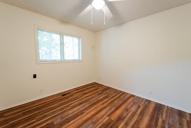 Building Photo - This newly remodeled house is the perfect cozy place to call home. It is 2 bed, 1.5 bath and pet ...