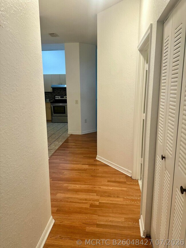 Building Photo - 220 Crestwood Cir