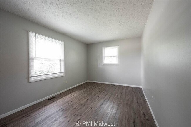Building Photo - 207 W Green Meadows Dr