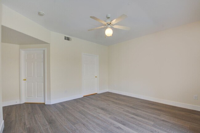 Building Photo - Beautiful 2BR / 2BA Renovated / Modern Condo In A Gated Complex.