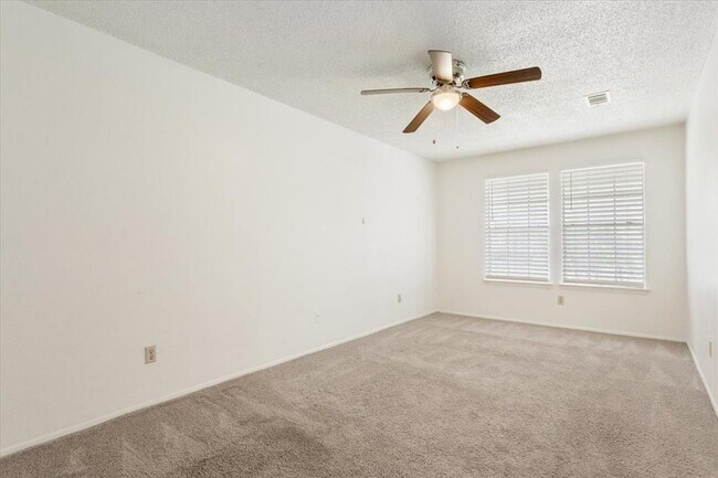 Building Photo - 1015 E Yager Ln