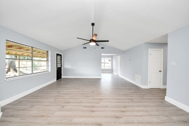 Building Photo - 10171 NW Park Dr