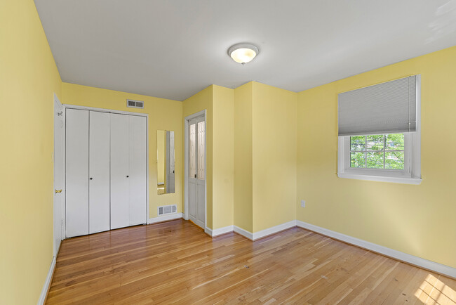 Building Photo - 2023 Rollingwood Rd