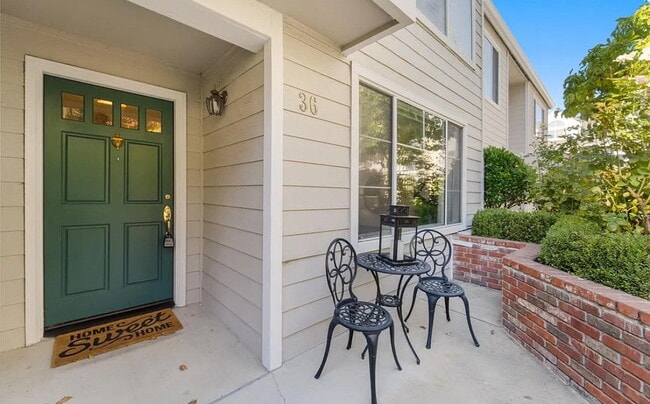 Building Photo - Incredible spacious and bright condo in gr...