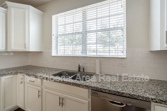 Building Photo - 1055 S Reber Ave