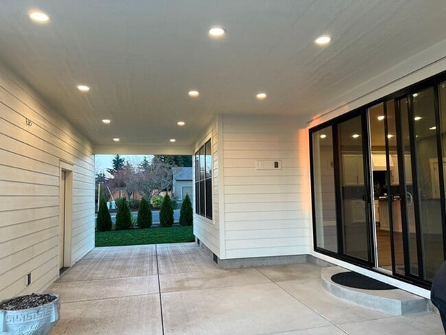 Building Photo - 3Bd/2Ba Single Story House - Available to ...