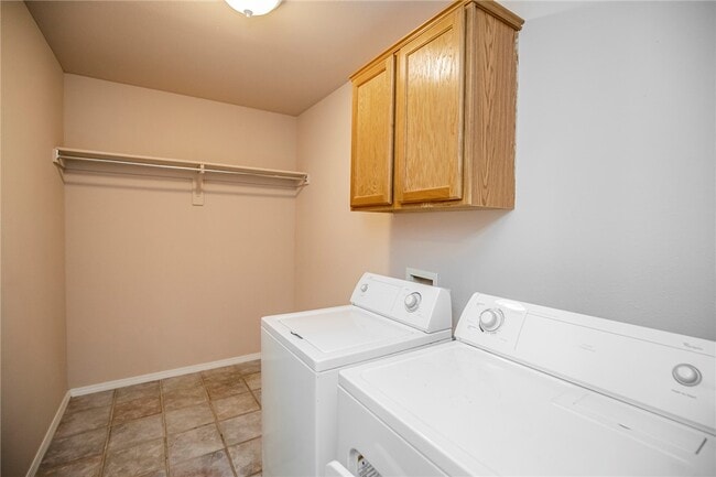 Building Photo - 903 W Peachtree Dr