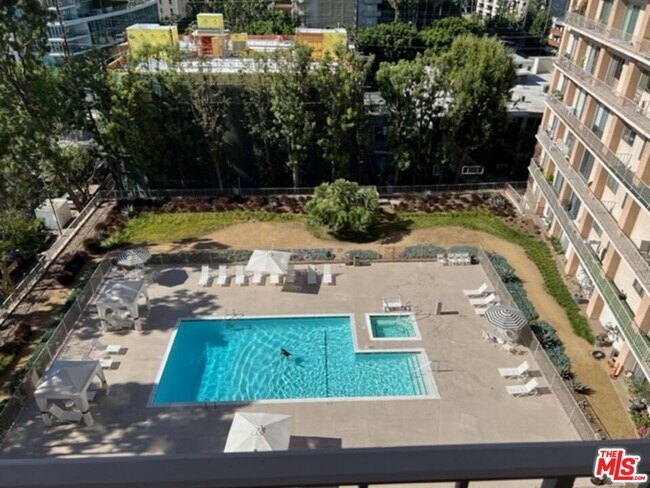 Building Photo - 100 S Doheny Dr