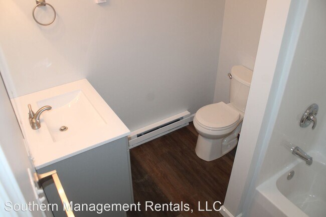Building Photo - 2 br, 1 bath House - 490 A Windsor Rd