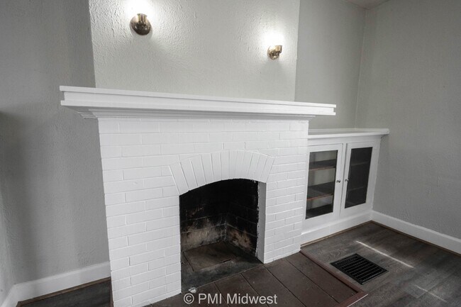 Building Photo - Charming 1-Bedroom Duplex in Indianapolis with Spacious Layout and Convenient Location
