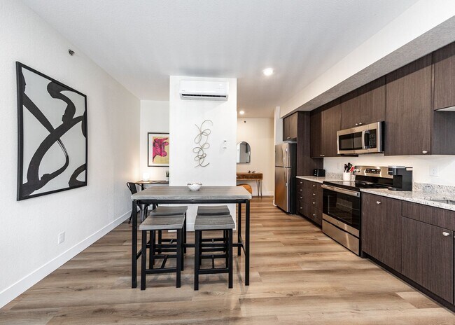 Building Photo - 1 Bed Luxury Apartment near Garden of the Gods