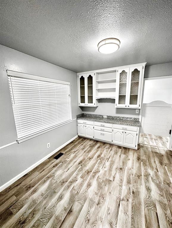 Building Photo - 3215 Oakwood Dr